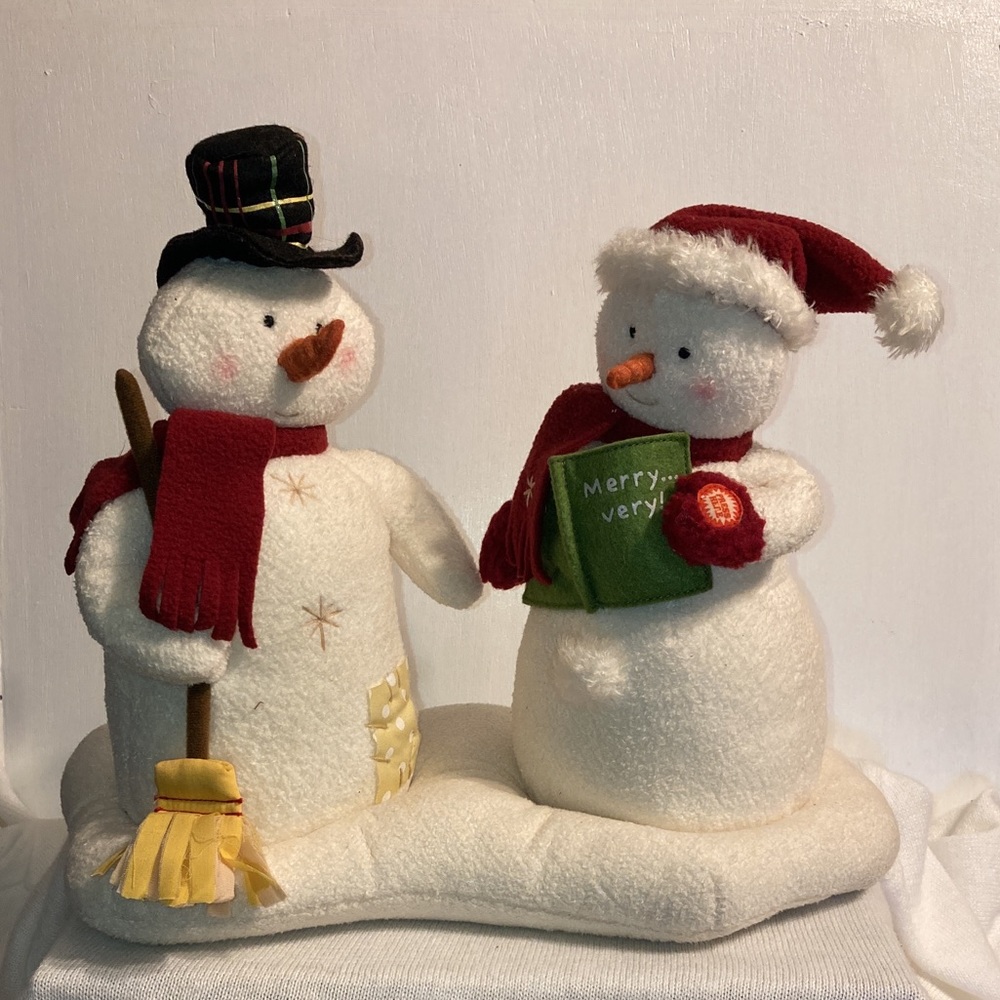 HALLMARK SNOW COUPLE MUSICAL CAROLERS